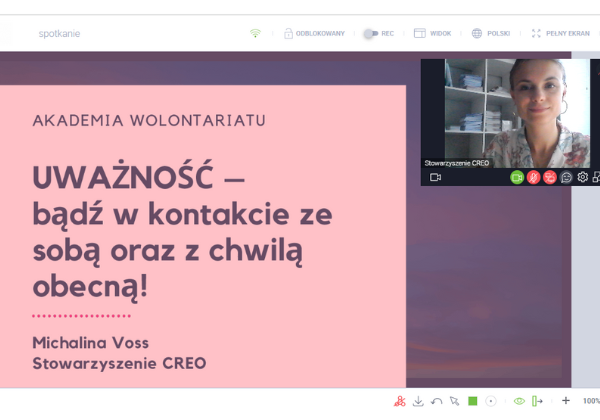 Prezentacja online. Uważność - bądź w kontakcie ze sobą oraz z chwilą obecną! Obok na zdjęciu prelegentka warsztatów.