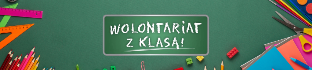 tablica szkolna z napisem wolontariat z kasą