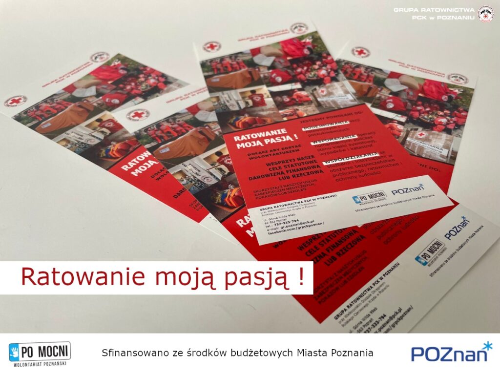 Leżące na stole ulotki Polskiego Czerwonego Krzyża z hasłem "Ratowanie moją pasją"!