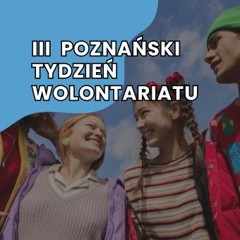 Poznański Tydzień Wolontariatu. Grupa uśmiechnietych młodych osób na tle niebieskiego nieba