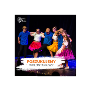 Zdjęcia na czarnym tle kilka osób z zespołem downa w kolorowych strojach trzymających się za barki. Tańczą wymachując nogami. U góry logo stowarzyszenia na tak. Na dole tekst: Poszukujemy wolontariuszy