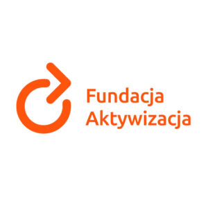 logo fundacja aktywizacja. Na białym tle pomarańczowy napis. Obok tego symbol strzałki na krawędzi okręgu.