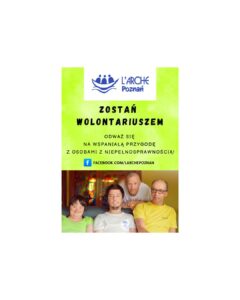 Grafika promująca wolontariat w fundacji L'Arche Wspólnota w Poznaniu. Na samej górze logo organizacji. Na białym tle niebieska łódka na falach. W środku trzy postacie. Po prawej obok niebieski napis L'Arche Poznań. Poniżej na jaskrawym zielonym tle czarne napisy. Odważ się na wspaniałą przygodę z osobami z niepełnosprawnością! facebook.com/larchepoznan. Na samym dole grafiki zdjęcie. Trzy osoby siedzą na kanapie. W środku chłopak z koszulką z logiem Fundacji L'Arche Poznań. Wszyscy się uśmiechają. Za nimi o kanapę opiera się mężczyzna.