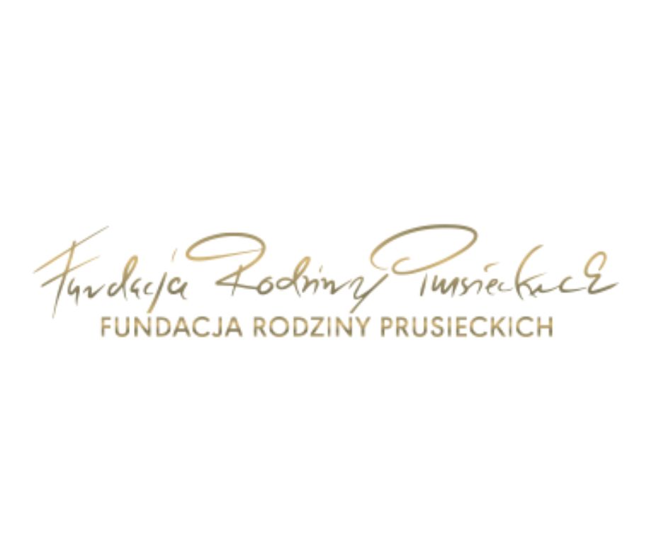 Logo Fundacji Rodziny Prusieckich. Na białym tle nazwa organizacji napisana złotą, ozdobną czcionką. Pod nią nazwa organizacja napisana złotymi, drukowanymi literami.