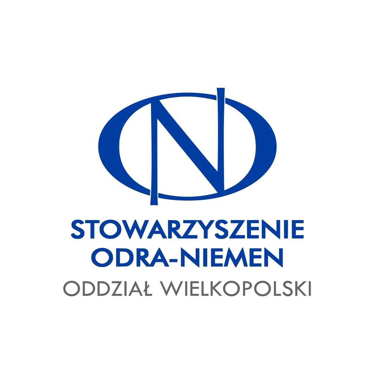 Logo Stowarzyszenia Odra-Niemen Oddział Wielkopolski. Na białym tle niebieski owal. W środku niebieska litera N. Pod tym nazwa organizacji.