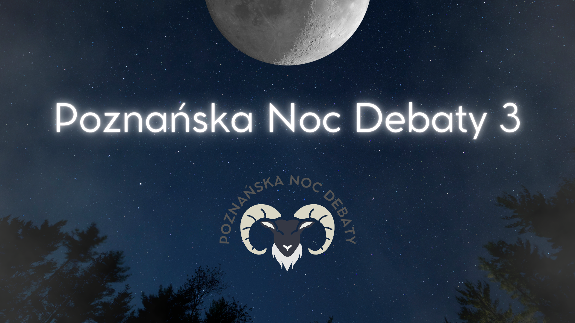 W tle nocne niebo z gwiazdami. U góry połowa księżyca. Na dole czubki drzew widziane z dołu. Na samym środku biały napis: Poznańska Noc Debaty 3. Pod spodem logo wydarzenia.