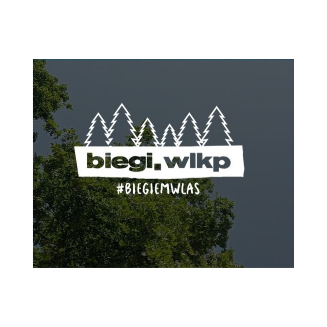 W tle zaciemniony obraz nieba i gałęzi drzewa. Na samym środku białe logo. Zarys drzew iglastych. Pod nimi napis biegi.wlkp #biegiemwlas
