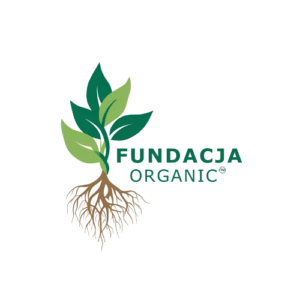 Logo Fundacji Organic. Po lewej stronie młoda, zielona roślinka z korzeniami. Obok zielony napis: "FUNDACJA ORGANIC".