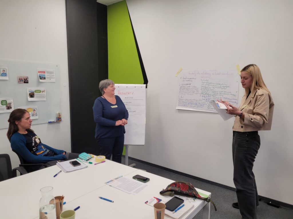 Dwie kobiety prezentują swój projekt.