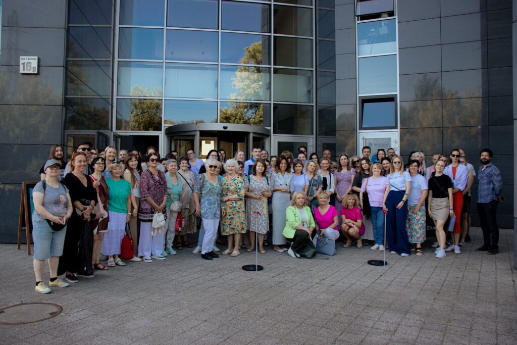 Grupa ludzi stojąca przed nowym Poznańskim Centrum Wolontariatu