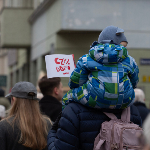 Miasto. Zdjęcie tłumu ludzi.