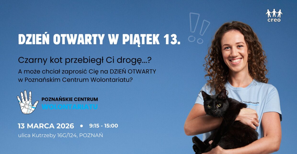 Plakat: Dzień otwarty w Poznańskim Centrum Wolontariatu 13 marca w piątek! Czy czarny kot przebiegł Ci drogę? A może chciał zaprosić Cię na Dzień Otwarty w Poznańskim Centrum Wolontariatu? Uśmiechnięta kobieta w koszulce w błękitnej z logo PCW. W rękach trzyma czarnego kota.